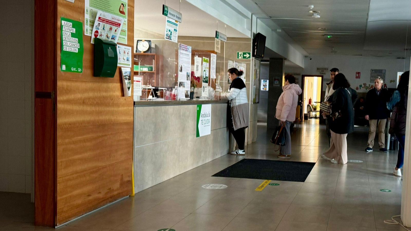 Cola de pacientes este miércoles en el centro de salud de El Torrejón.