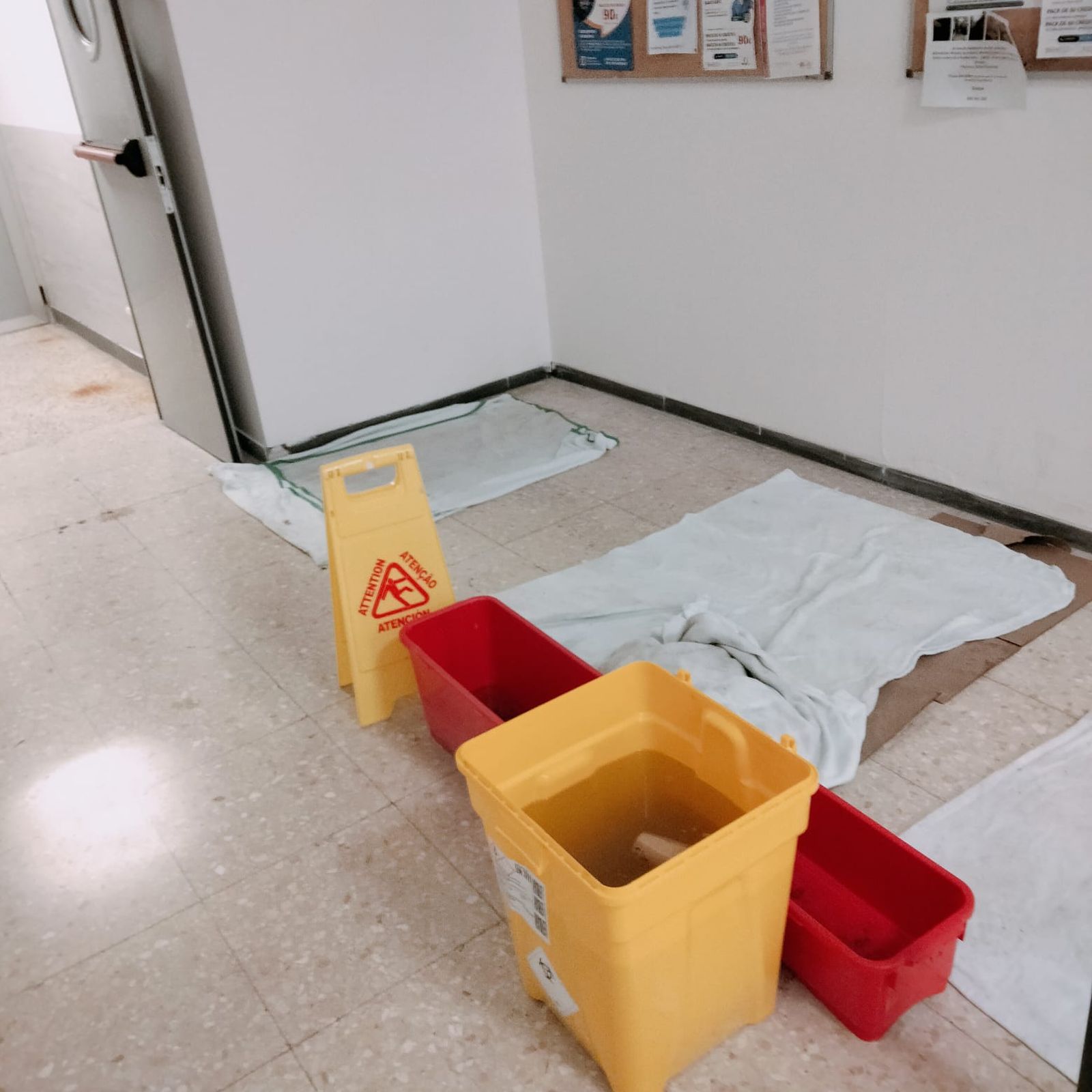 Unas cubetas recogen el agua provocada por goteras.