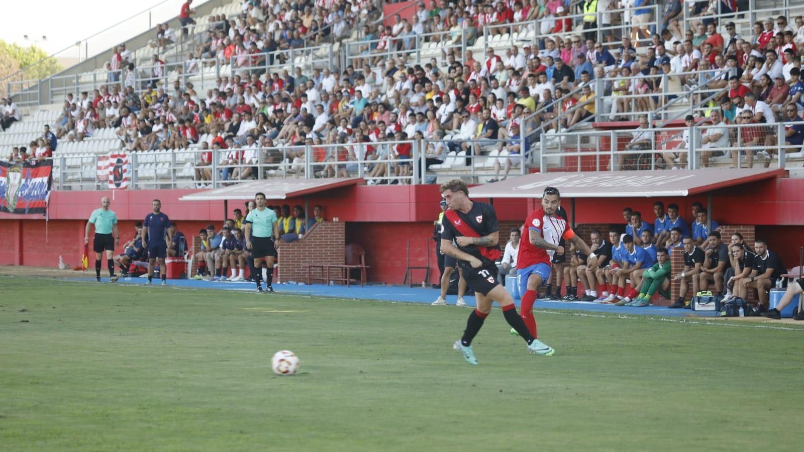 El algecireño Tomás pone un centro.