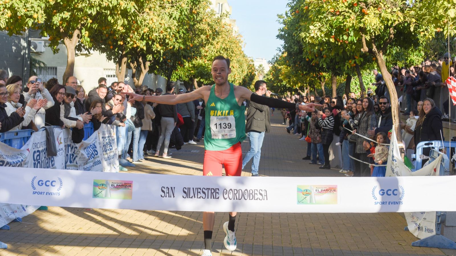 David Palacio celebra su victoria en la San Silvestre Cordobesa 2025.