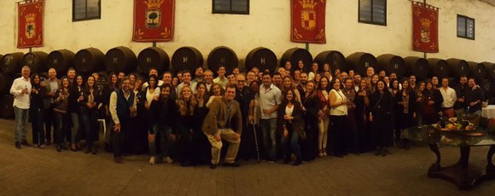 El anfitrión José Antonio Copano López, rodeado de todos sus familiares y amigos, durante la celebración del festejo de su cumpleaños número 40 en la Bodega Catavino en Trebujena.  Foto: Ignacio Casas de Ciria