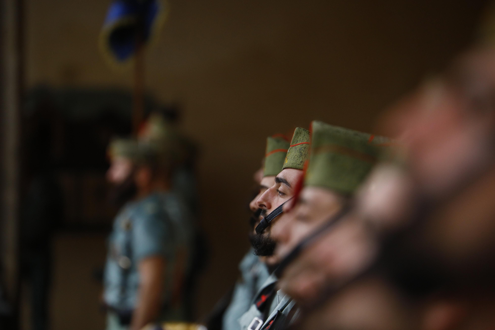 Las mejores imágenes del vía crucis de la Caridad de Córdoba con la Legión en este Viernes Santo