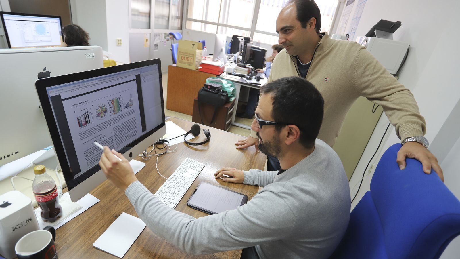 García Ranea observa el material que le muestra uno de sus investigadores.