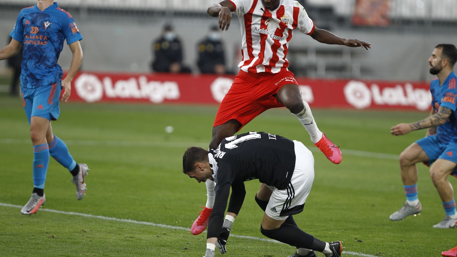 Sadiq salta por encima de Lizoain después de marrar una ocasión