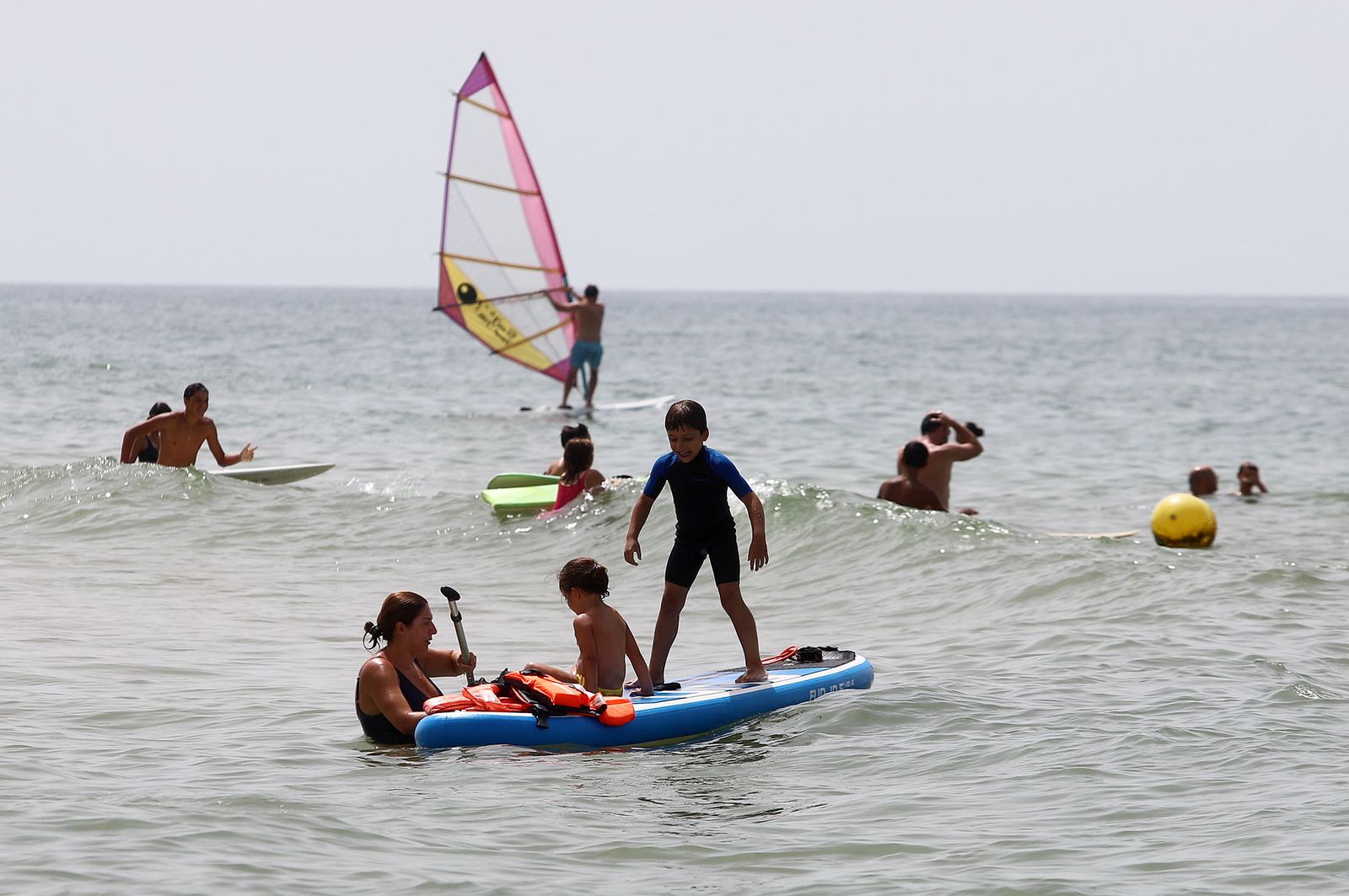 Imágenes del caluroso fin de semana en las playas de Huelva