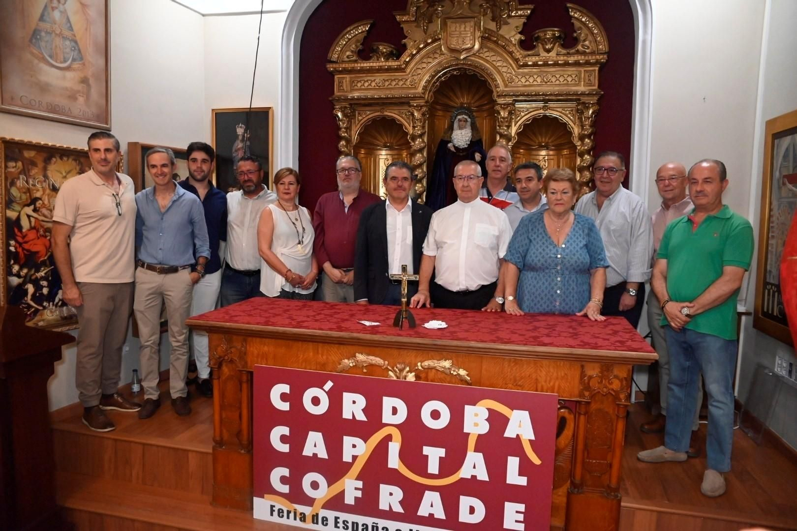 Manuel Murillo, con su junta de gobierno y el delegado diocesano, Pedro Soldado.