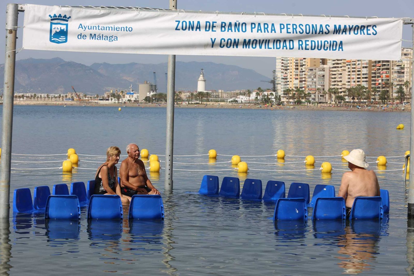 Los primeros bañistas hacen uso de la nueva zona adaptada