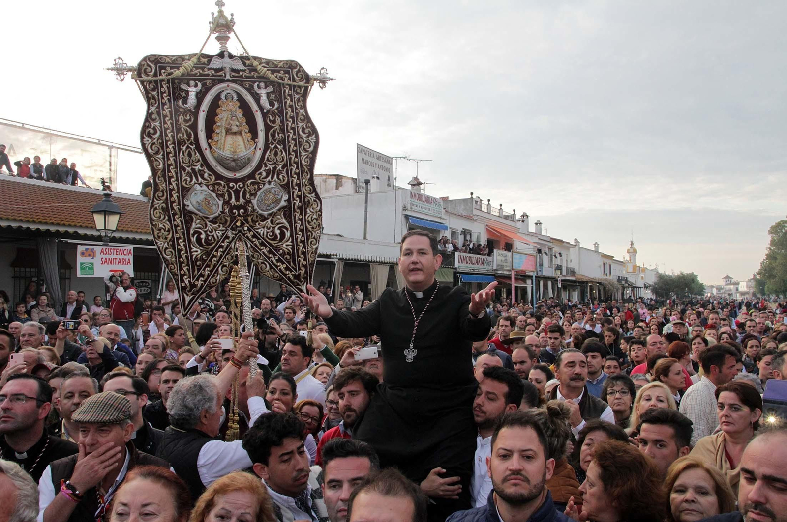 Las imágenes de la procesión de la Virgen del Rocío por la aldea en el Lunes de Pentecostés