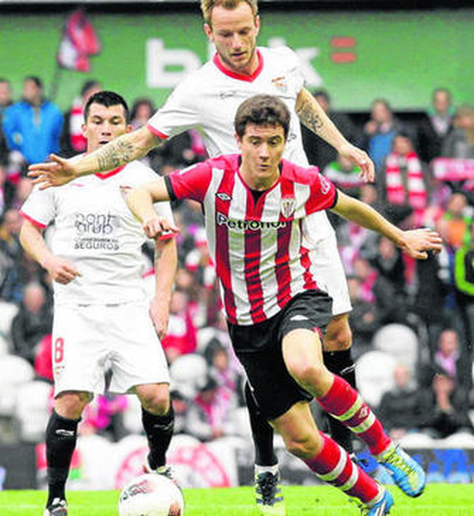 Ander Herrera controla el esférico en presencia de Rakitic.