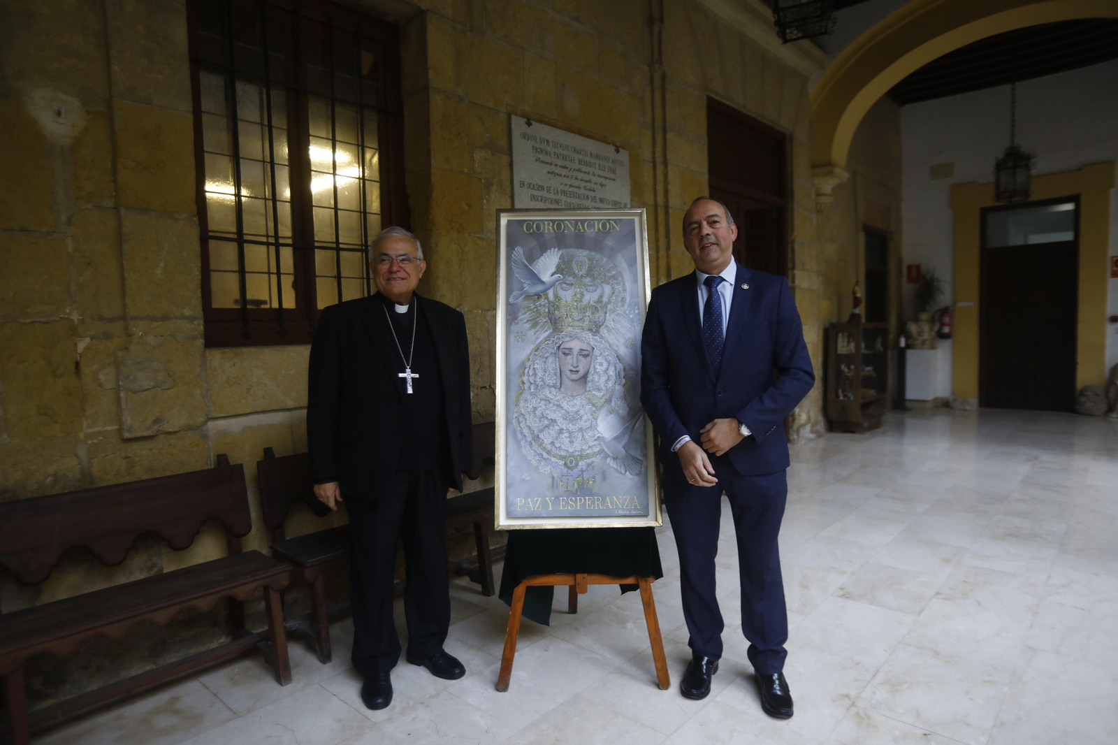 Demetrio Fernández y Enrique Aguilar posan con el cartel de la coronación. Demetrio Fernández y Enrique Aguilar posan con el cartel de la coronación.