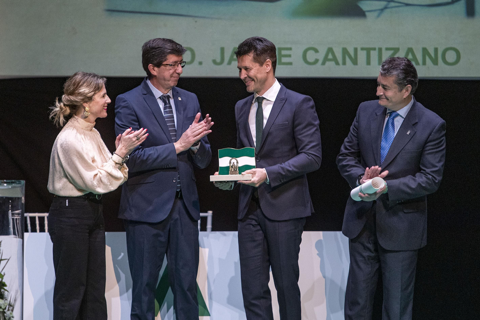 Imágenes de la entrega de las Banderas de Andalucía en la provincia