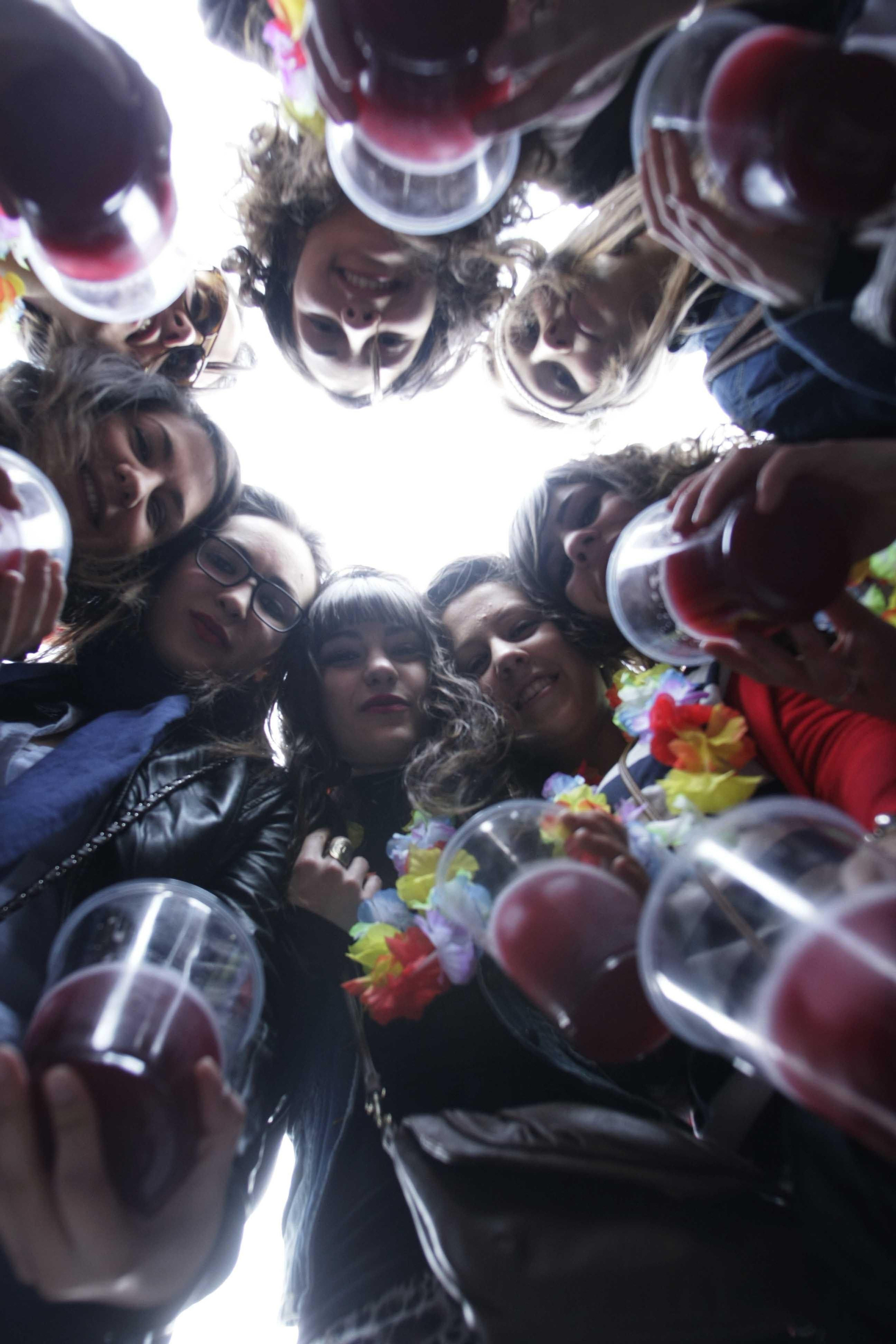 Un grupo de jóvenes brinda con kalimotxo, una bebida muy popular.