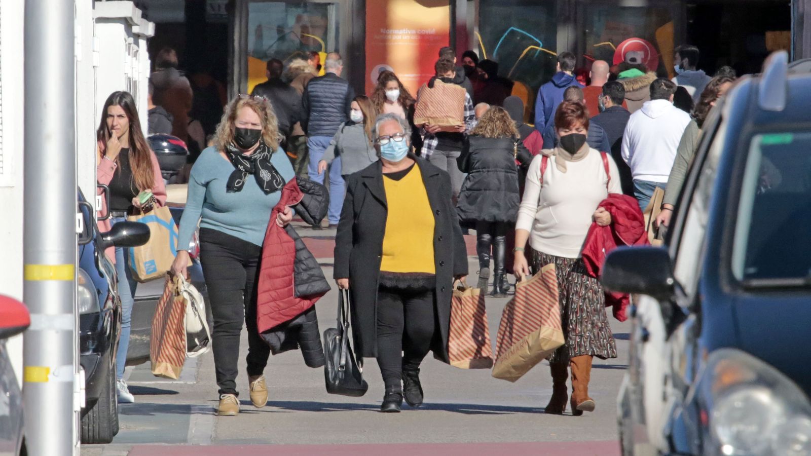 Tanto las grandes superficies como el pequeño comercio registran pocas aglomeraciones en plenas rebajas.