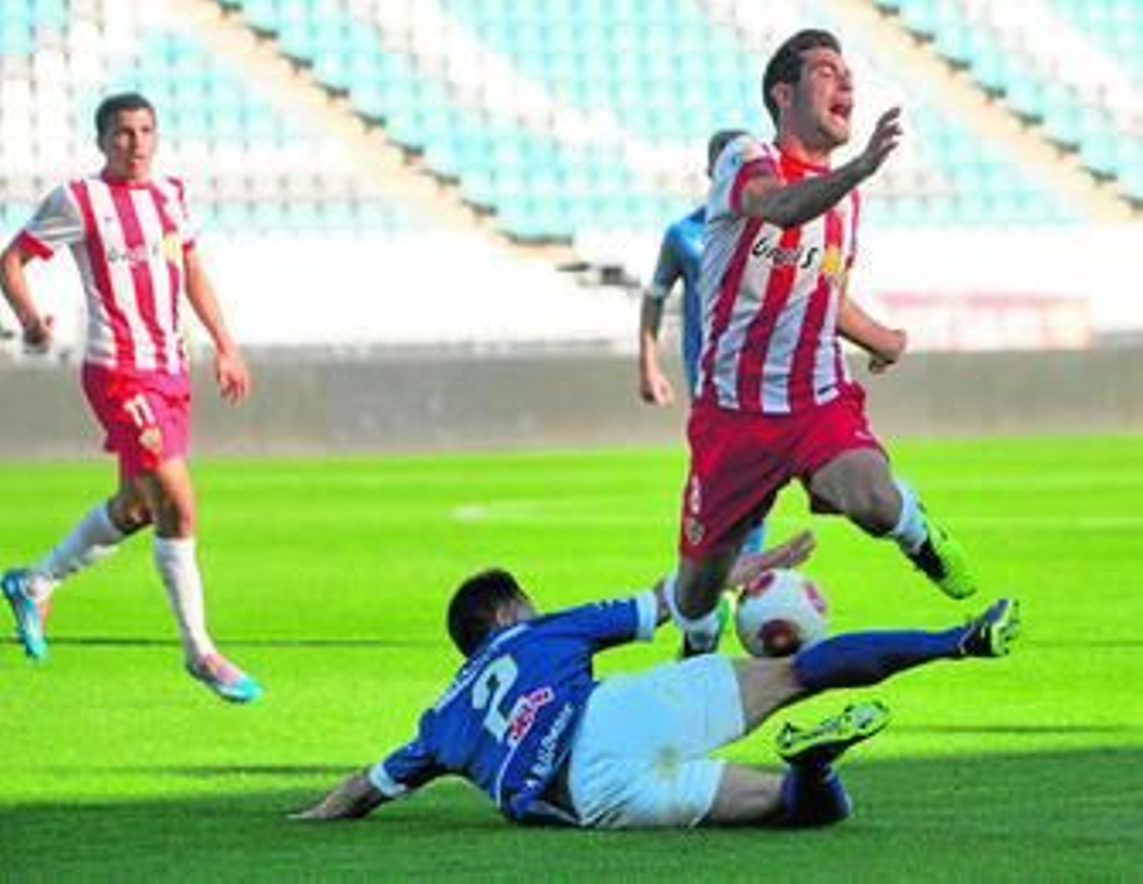 Toscano le roba con limpieza el balón en un ataque a Mario Martos.