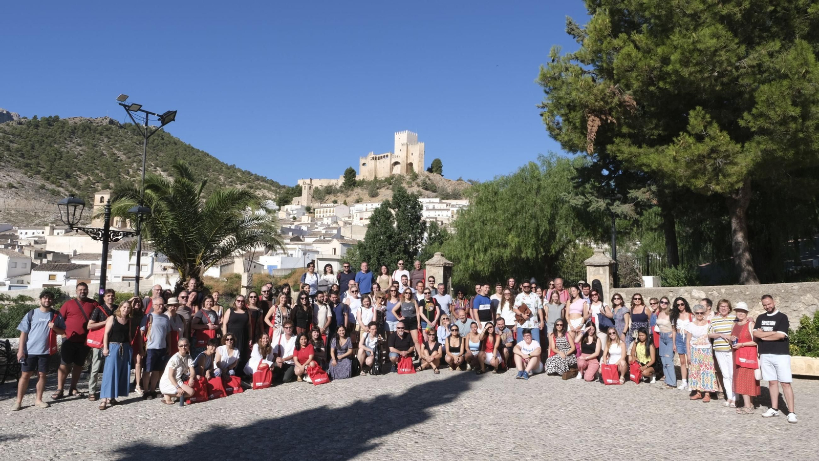 Los alumnos de la academia musical y del seminario de historia junto a los profesores y voluntarios en la foto de familia que da inicio al curso de verano.