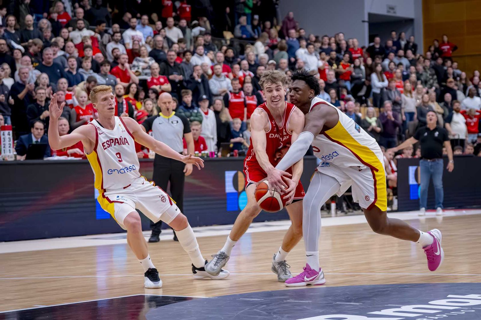 Cómodo inicio de la España de Chus Mateo con un buen Alberto Díaz