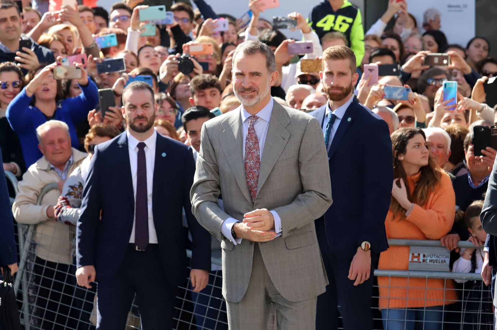 Imágenes de Don Felipe y Doña Letizia arropados por el cariño de los almonteños