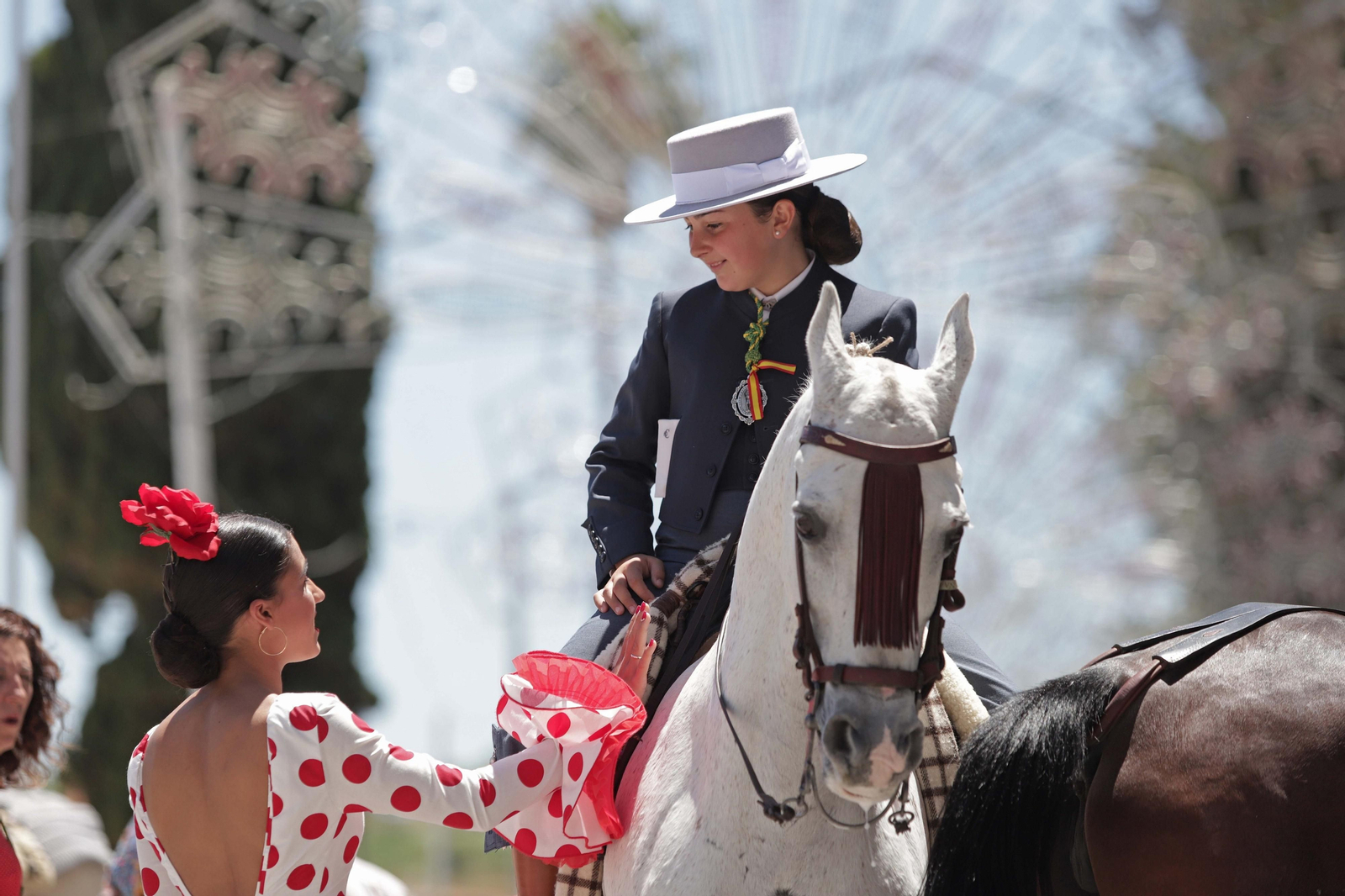 Una joven a caballo en la Feria de Los Barrios de 2019.