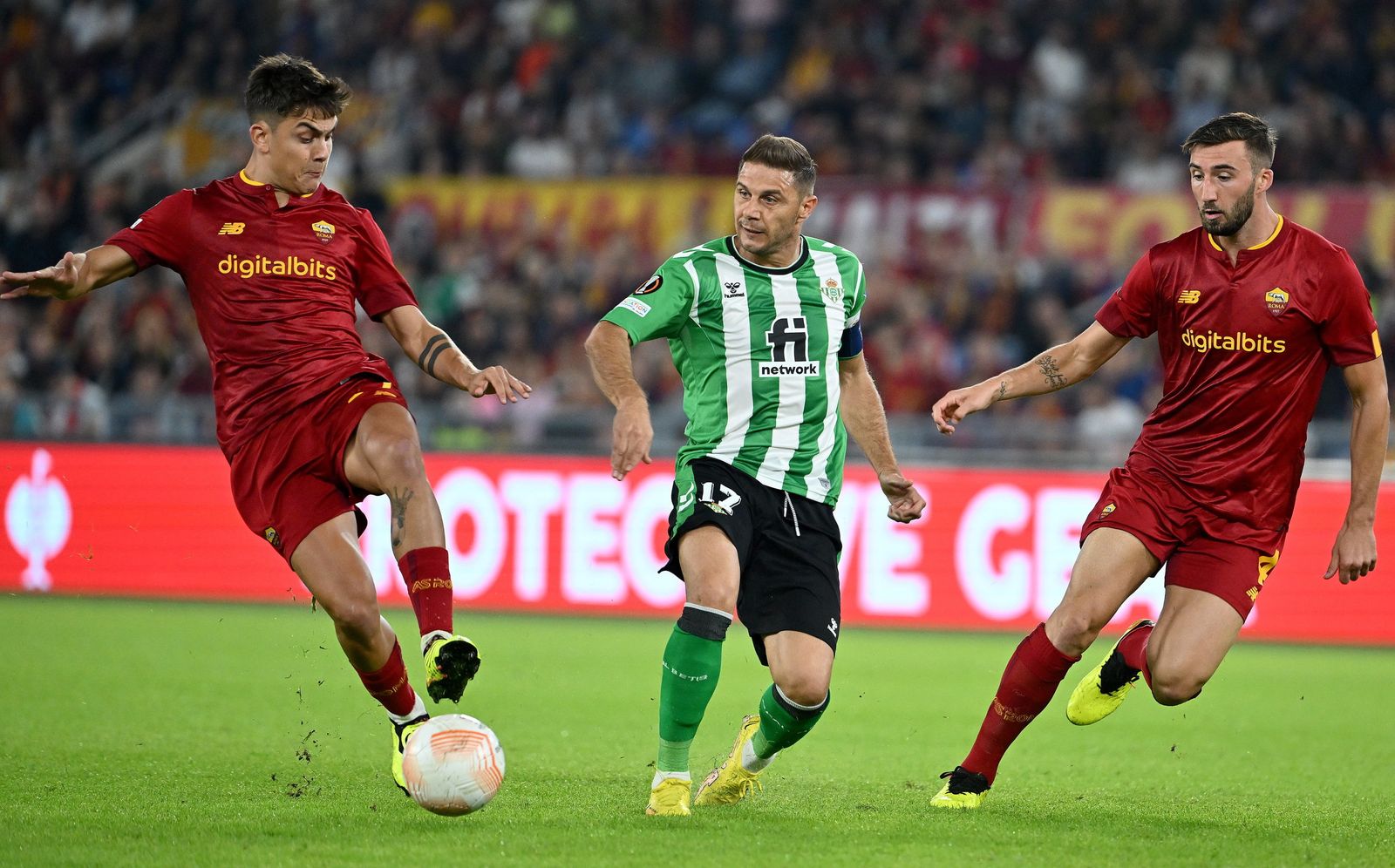 Joaquín da un pase ante Dybala y Cristante en un lance de la primera parte.