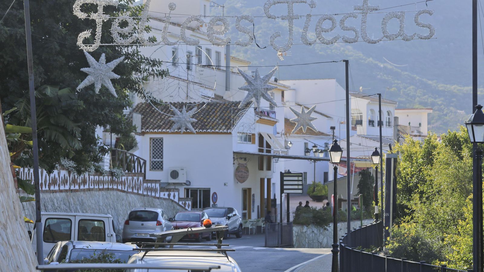 Los adornos navideños resisten aún en las calles del pueblo. Los adornos navideños resisten aún en las calles del pueblo.
