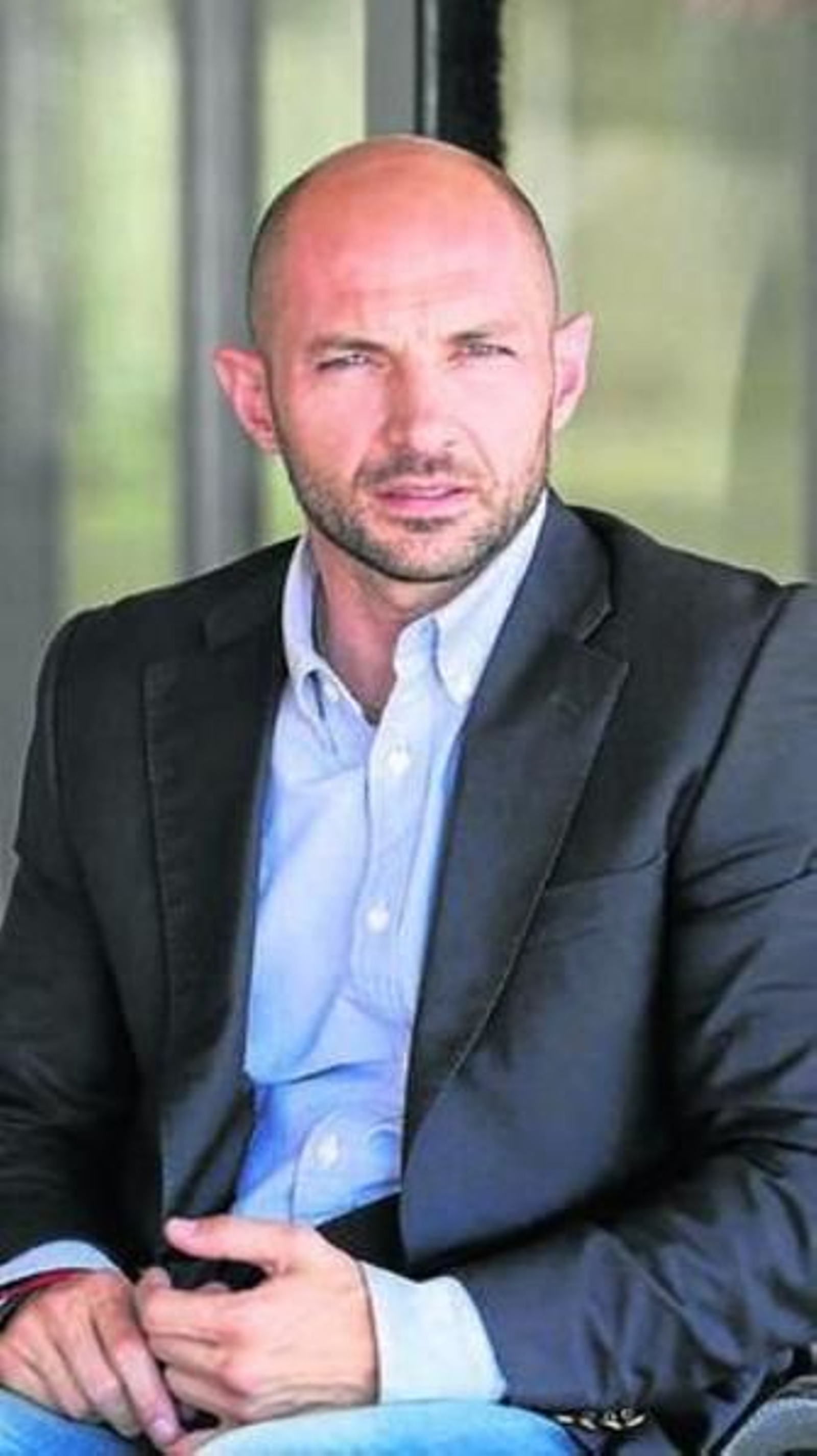 Denuncian al concejal de Movilidad por enganchar su silla de ruedas a una bicicleta