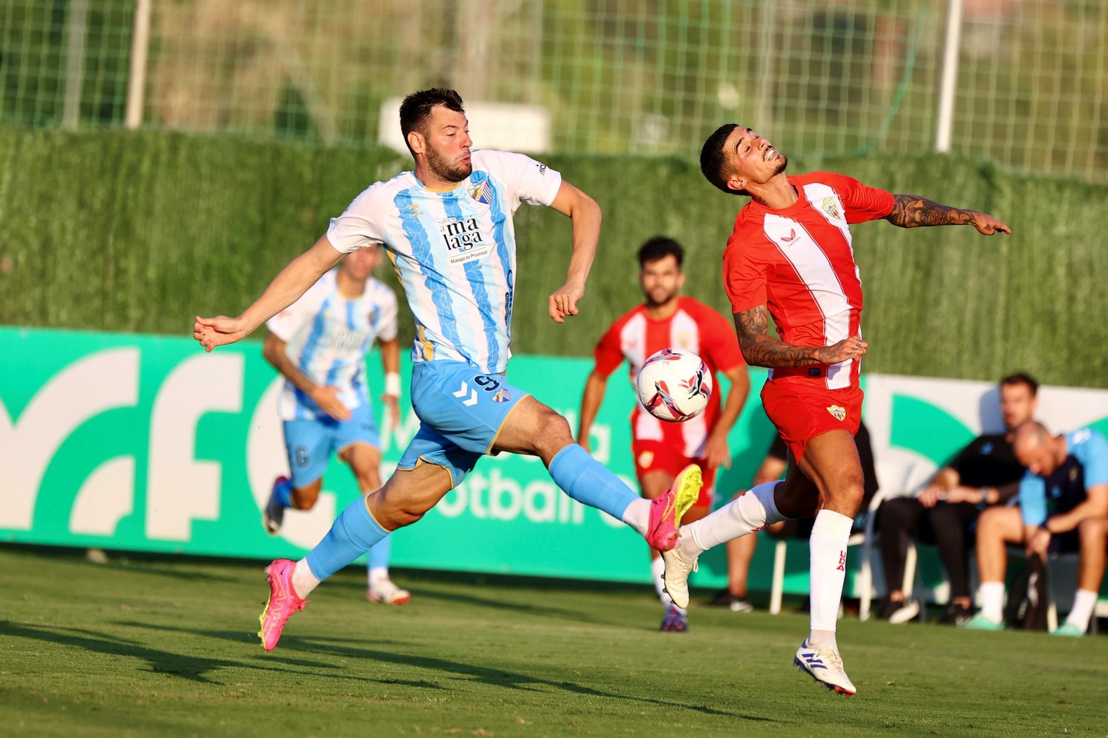 Chumi pugna un balón con el malaguista Roko Baturina durante el amistoso de pretemporada del pasado verano ante los blanquiazules.
