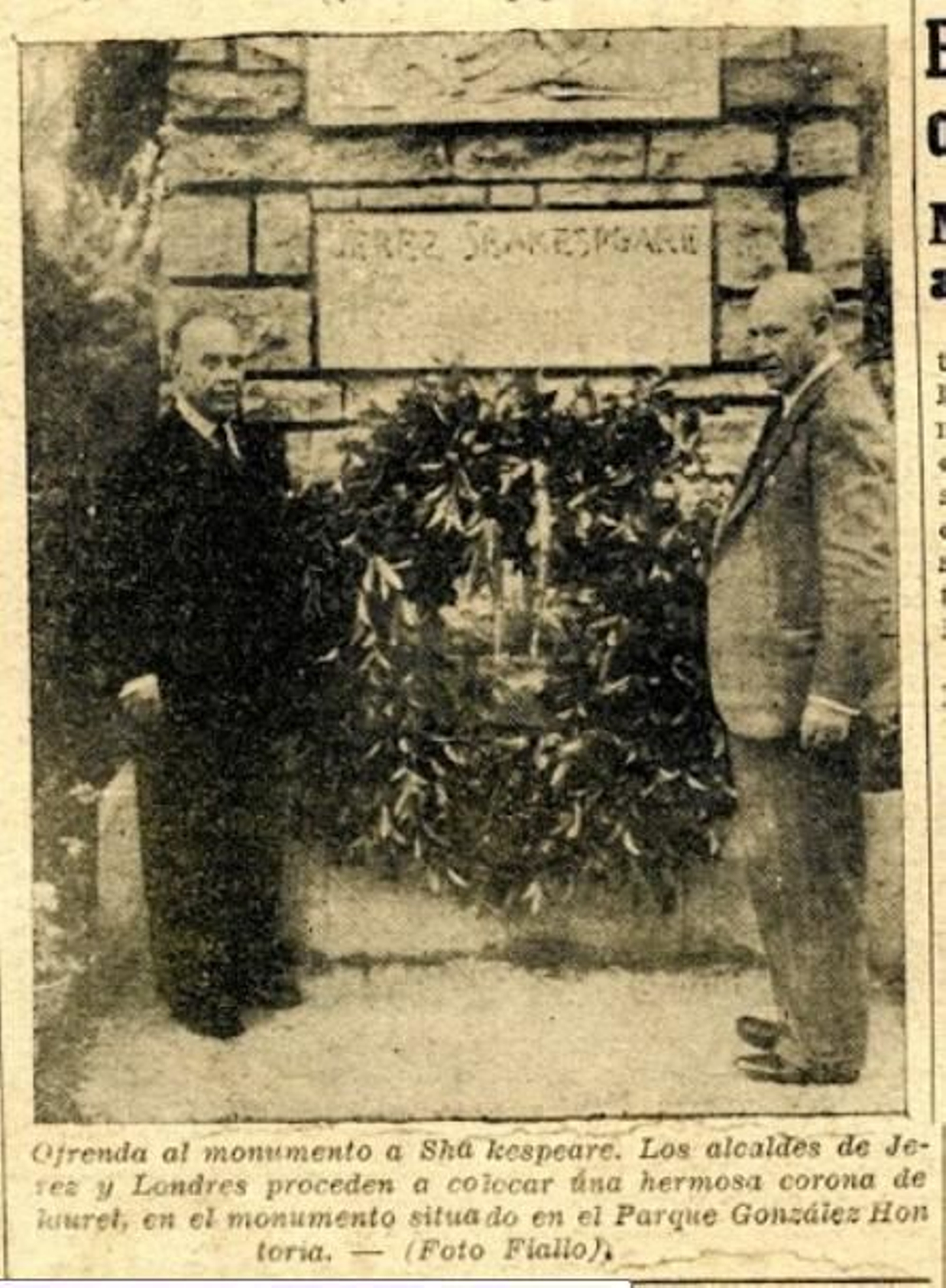 Ofrenda al monumento a Shakespeare, en 1959, por los alcaldes de Londres y Jerez, Harold Gillet y Tomás García Figueras, respectivamente.