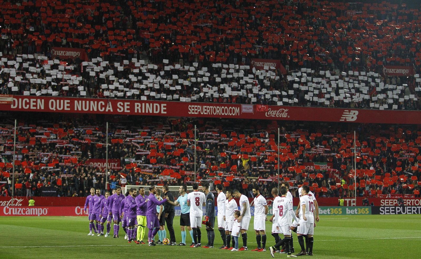 Espectacular imagen del Gol Norte del Sánchez-Pizjuán en los prolegómenos del Sevilla-Real Madrid.
