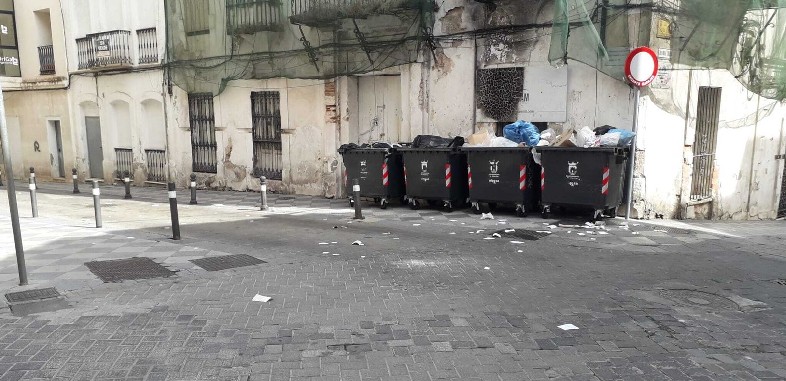 Fotos de los documentos judiciales en el suelo de la calle Ventura Morón de Algeciras