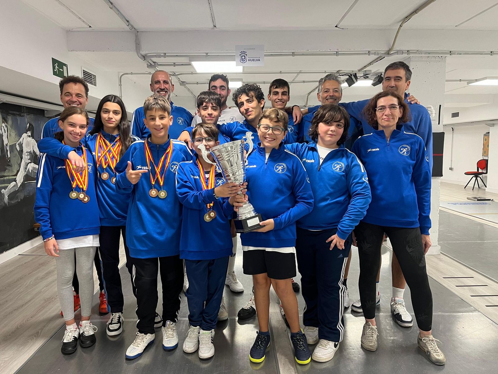 Los onubenses posan con el trofeo tras el I Torneo Abierto Andalucía Occidental.