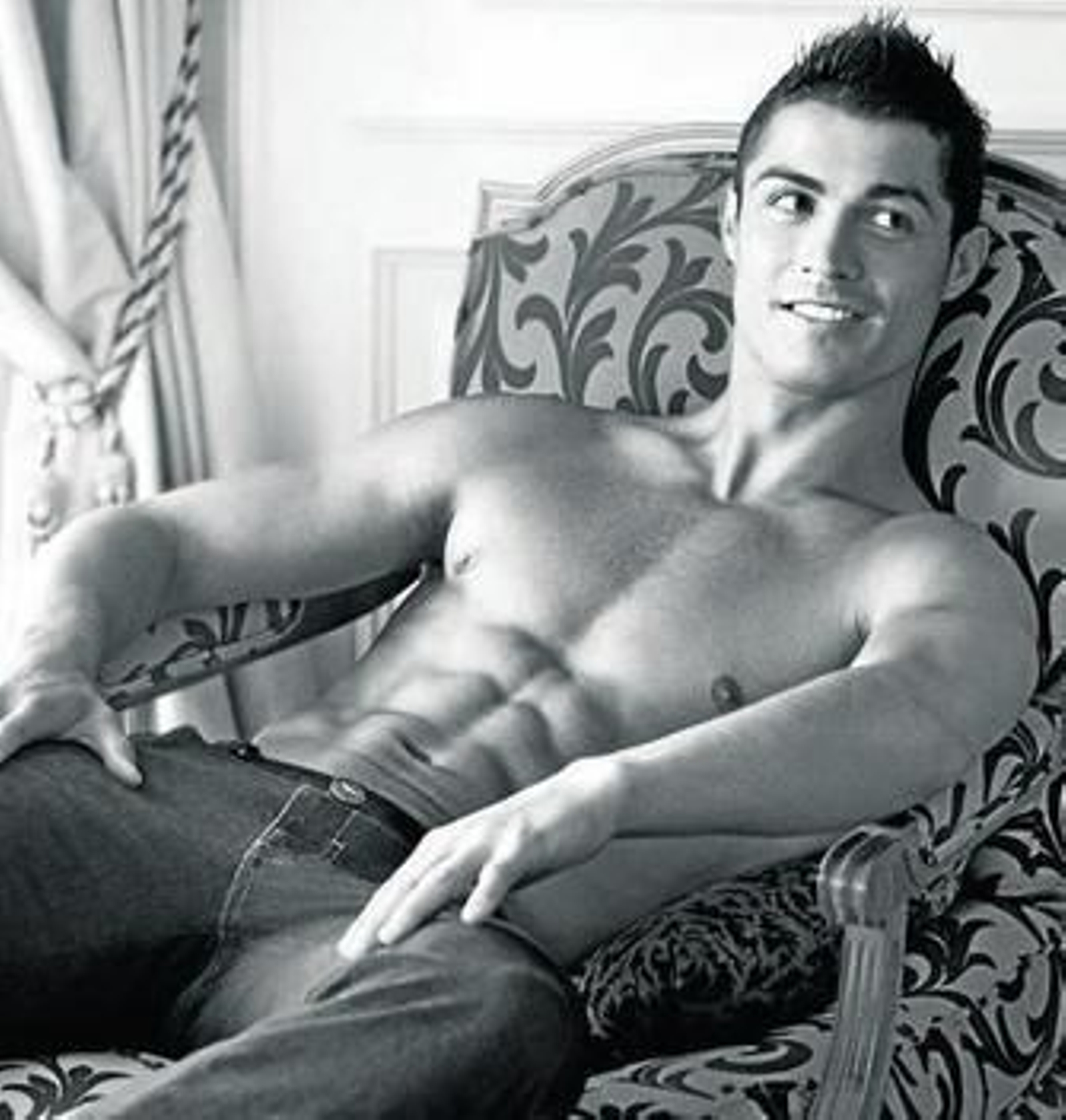 Cristiano Ronaldo muestra abdominales para Armani