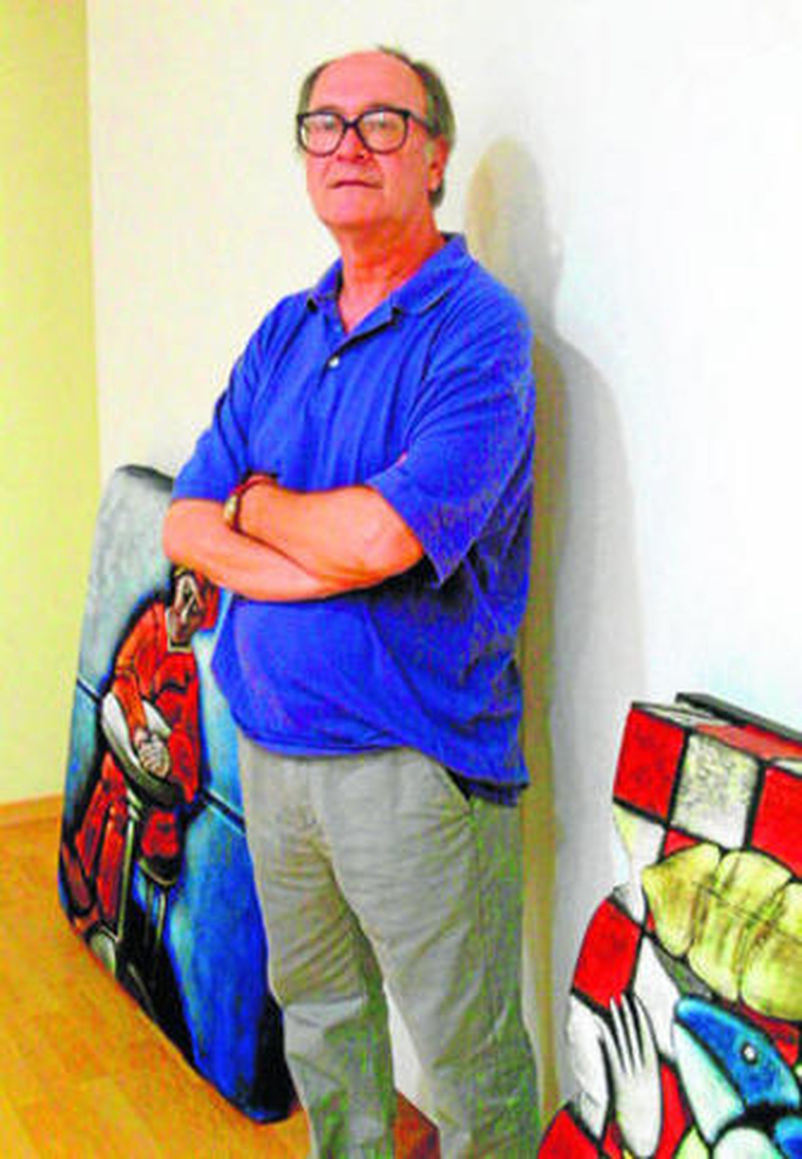 El pintor, junto a sus obras en el Instituto Cervantes de Rabat.