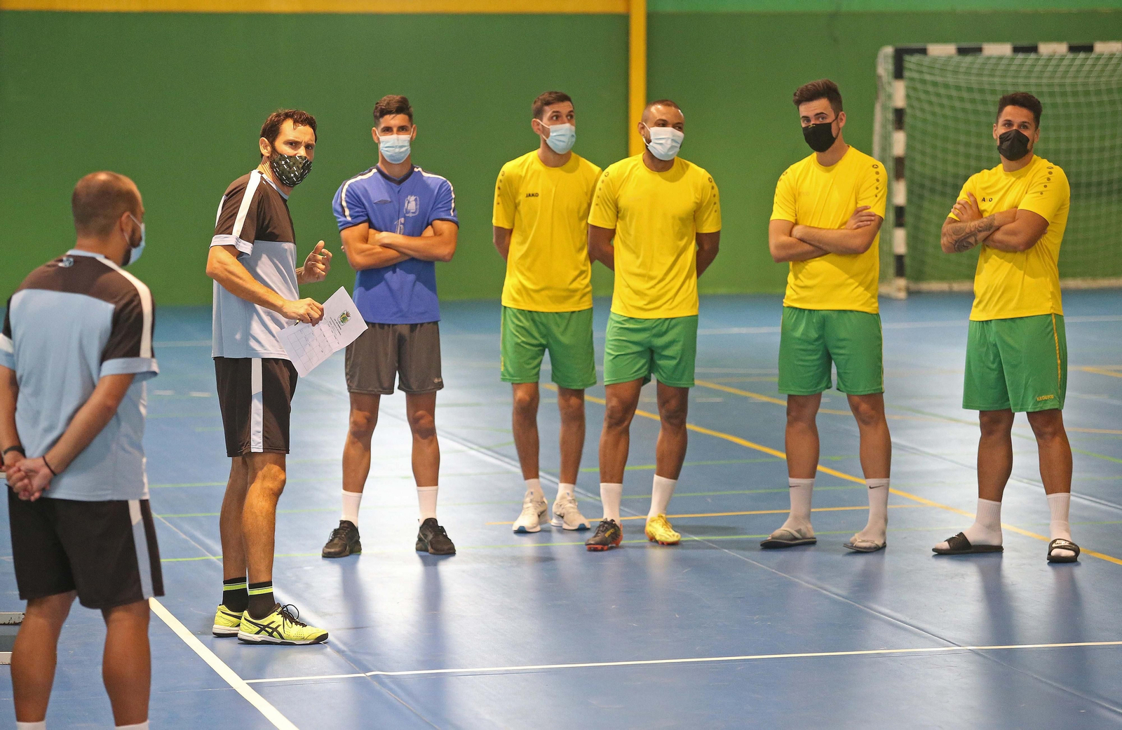 Keko Rosano da instrucciones durante la primera sesión de trabajo de la UD Los Barrios