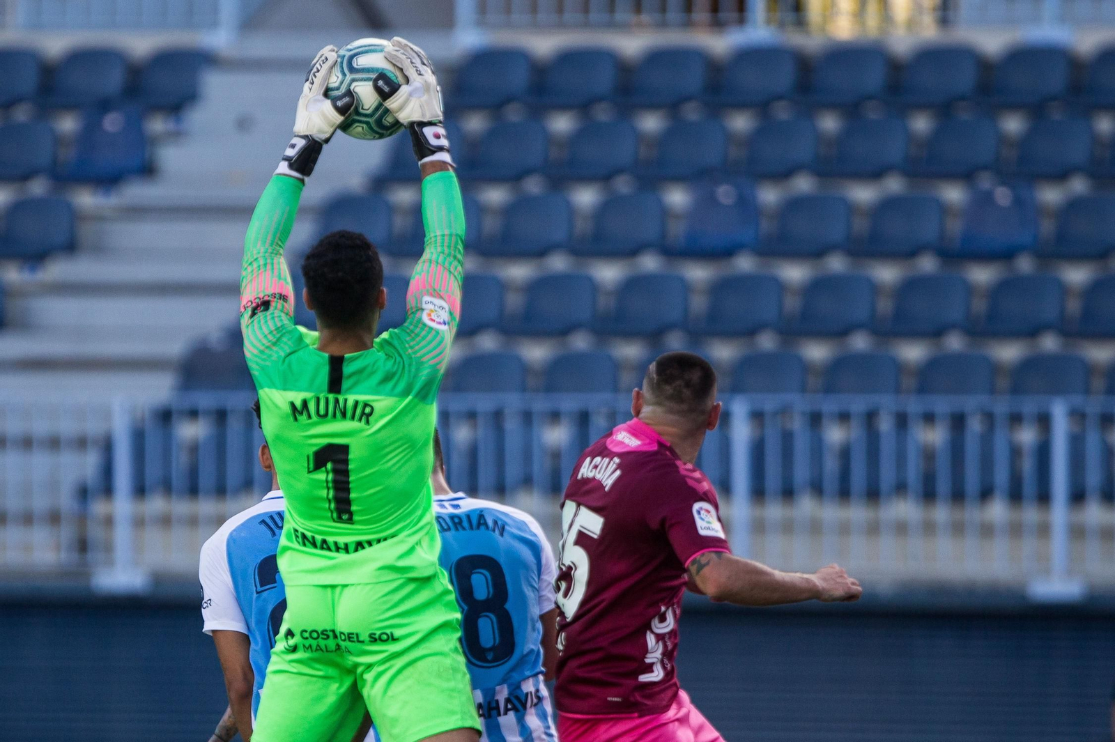 Munir atrapa un esférico durante el encuentro ante el Albacete.