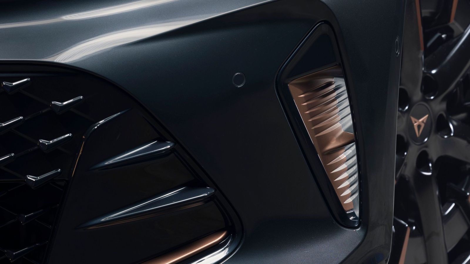 Estas entradas de aire son uno de los elementos que contribuyen a reducir el coeficiente aerodinámico del Cupra Born.