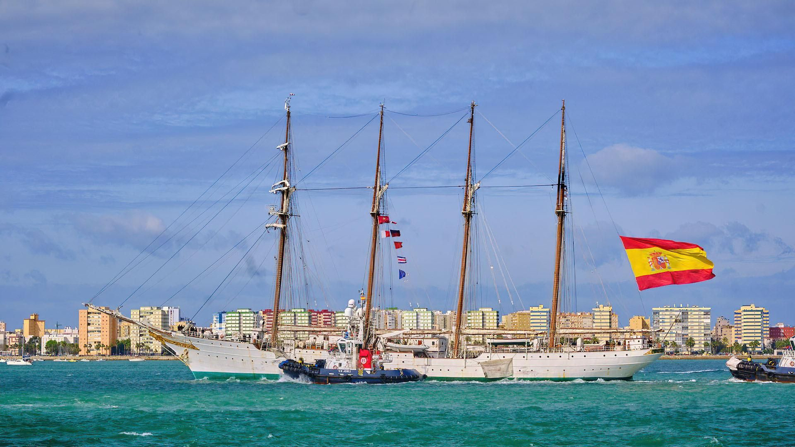 El buque escuela 'Juan Sebastián de Elcano' en la Bahía deCádiz