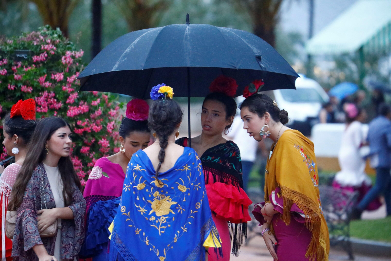 La intensa lluvia de este sábado en la Feria de Córdoba, en imágenes
