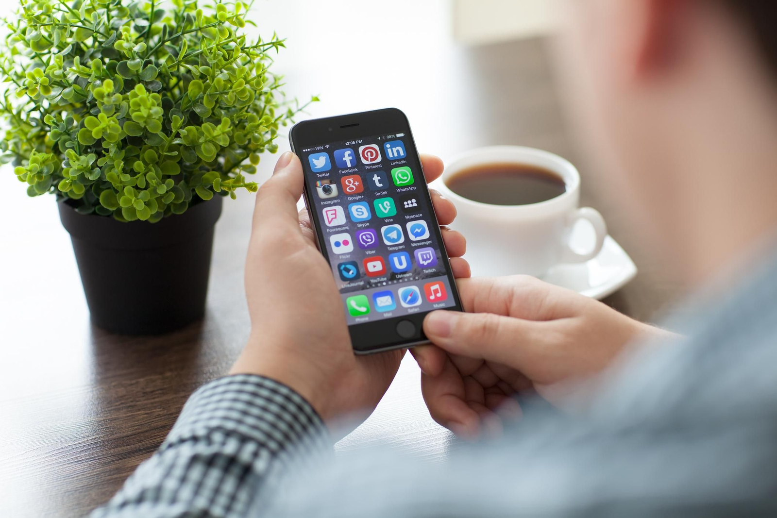 Cómo leer un mensaje de WhatsApp sin activar la confirmación