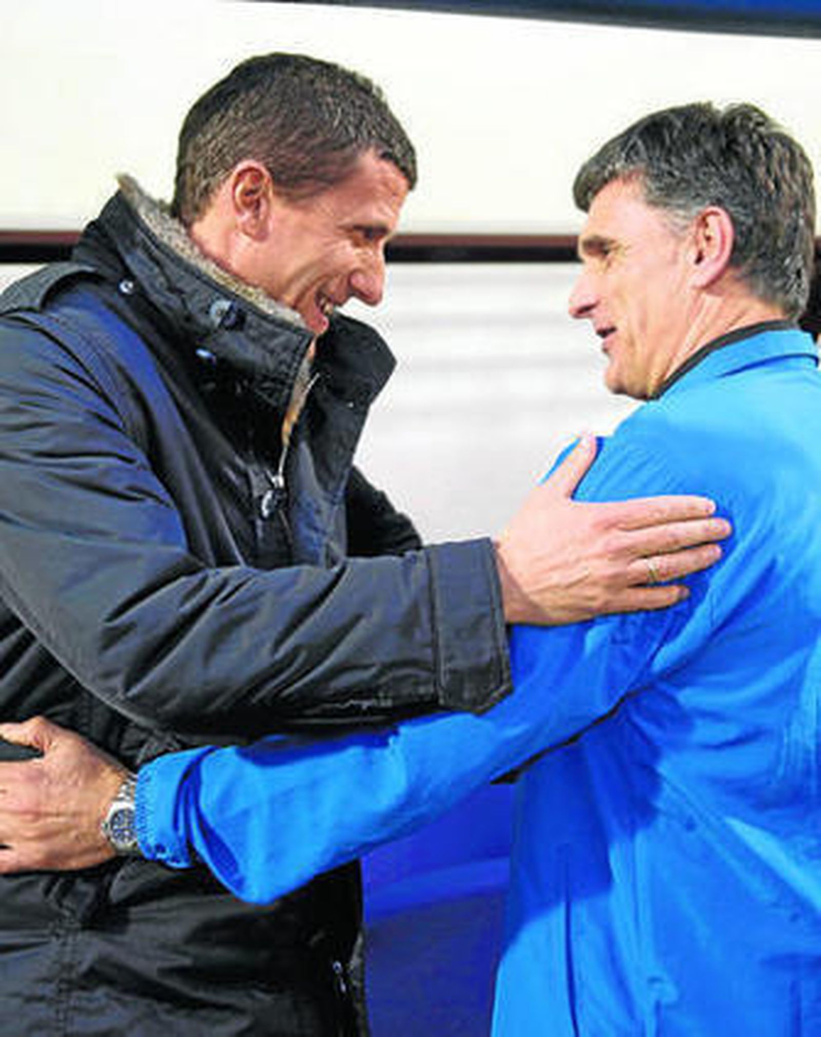 Javi Gracia se saluda efusivamente con José Luis Mandilibar.