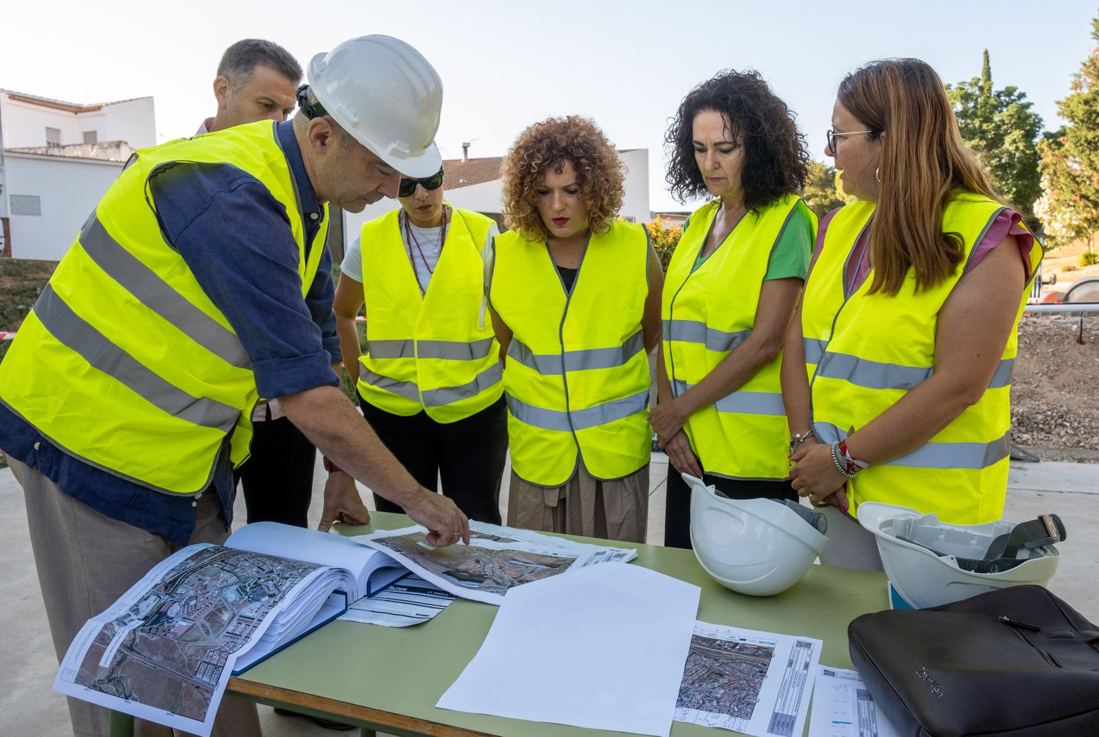La presidenta de la Diputación de Huelva, María Eugenia Limón, ha realizado una serie de visitas a las obras que se están llevando a cabo en cuatro de los cinco municipios