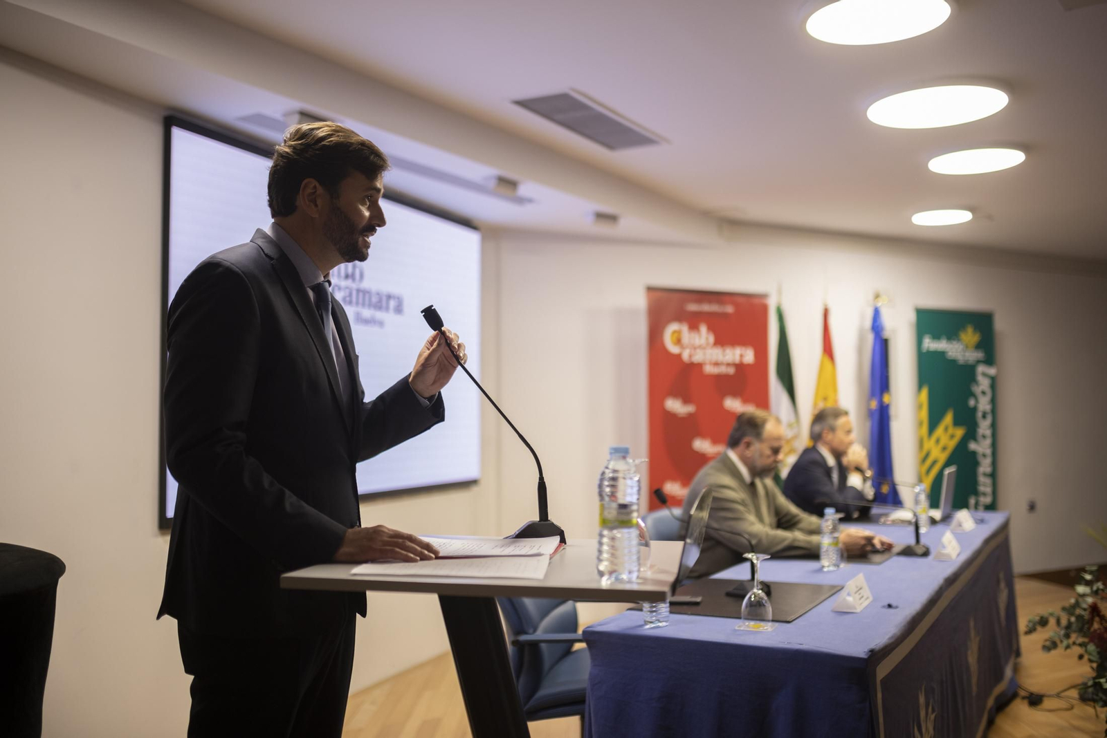 Imágenes de la conferencia de Ricardo Martínez Rico organizada por Club Cámara en la Fundación Caja Rural del Sur