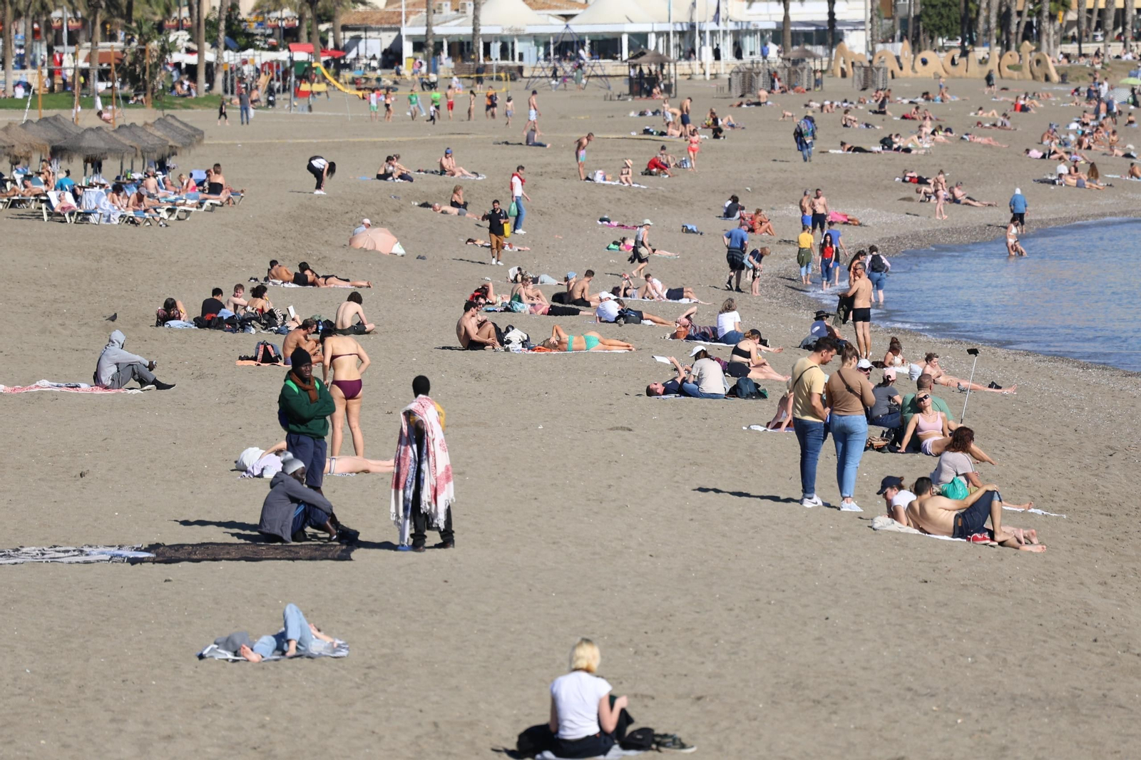 Enero y... día de playa en Málaga: la subida de las temperaturas deja estas imágenes Enero y... día de playa en Málaga: la subida de las temperaturas deja estas imágenes
