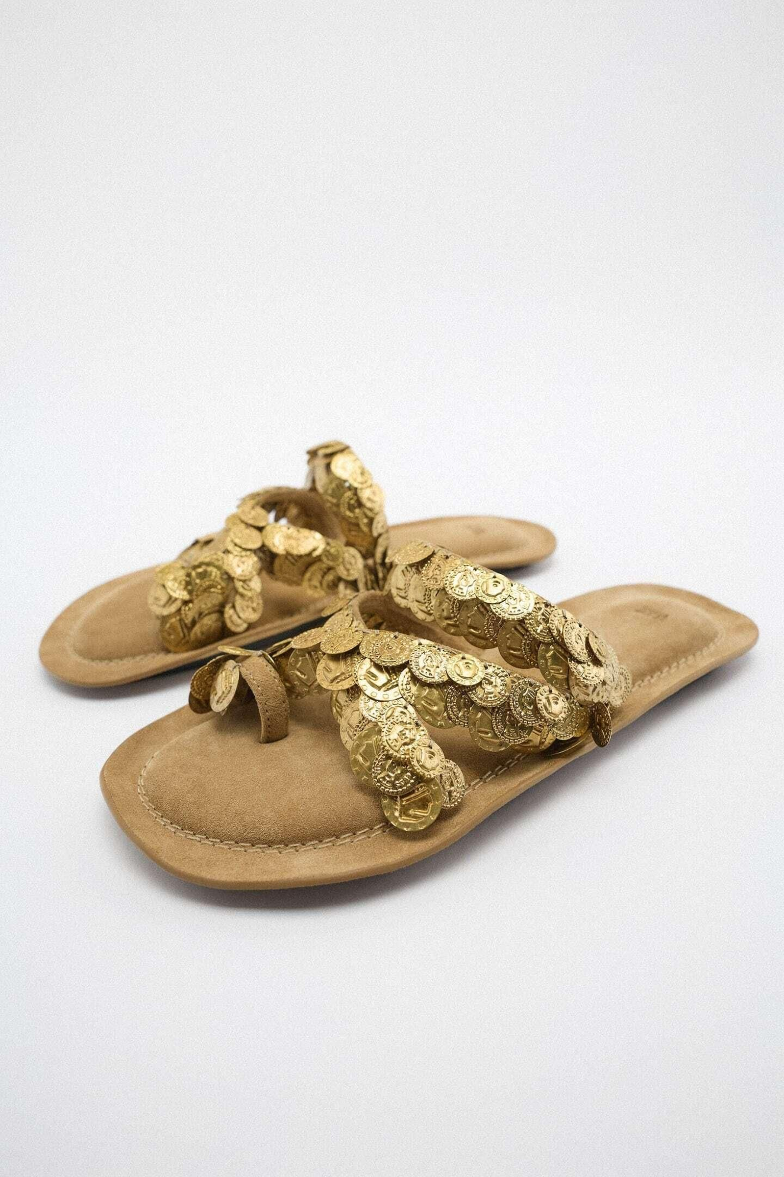 Sandalias planas de Zara.