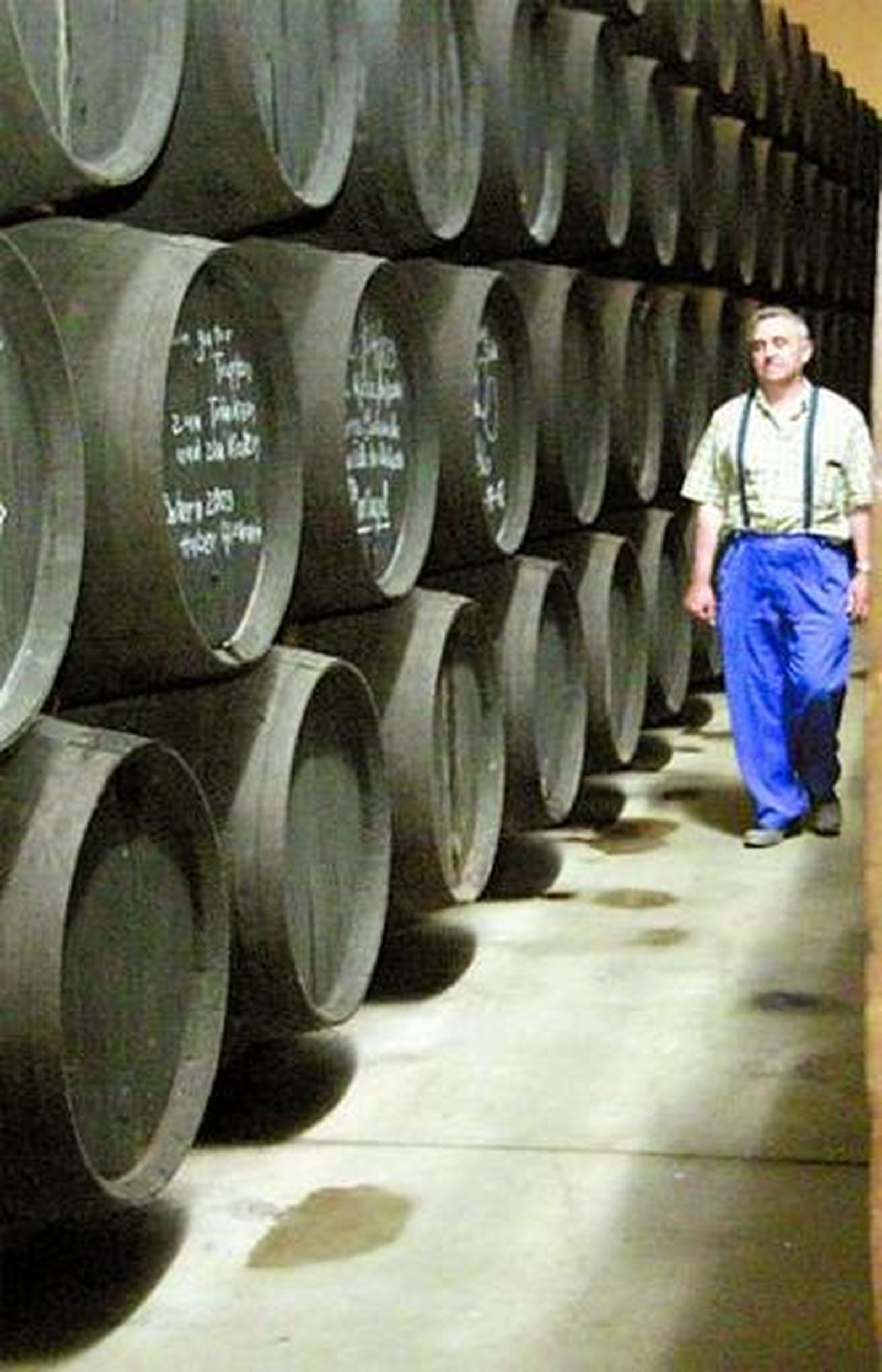 Toneles apilados en las instalaciones de Gómez Nevado, en Villaviciosa.