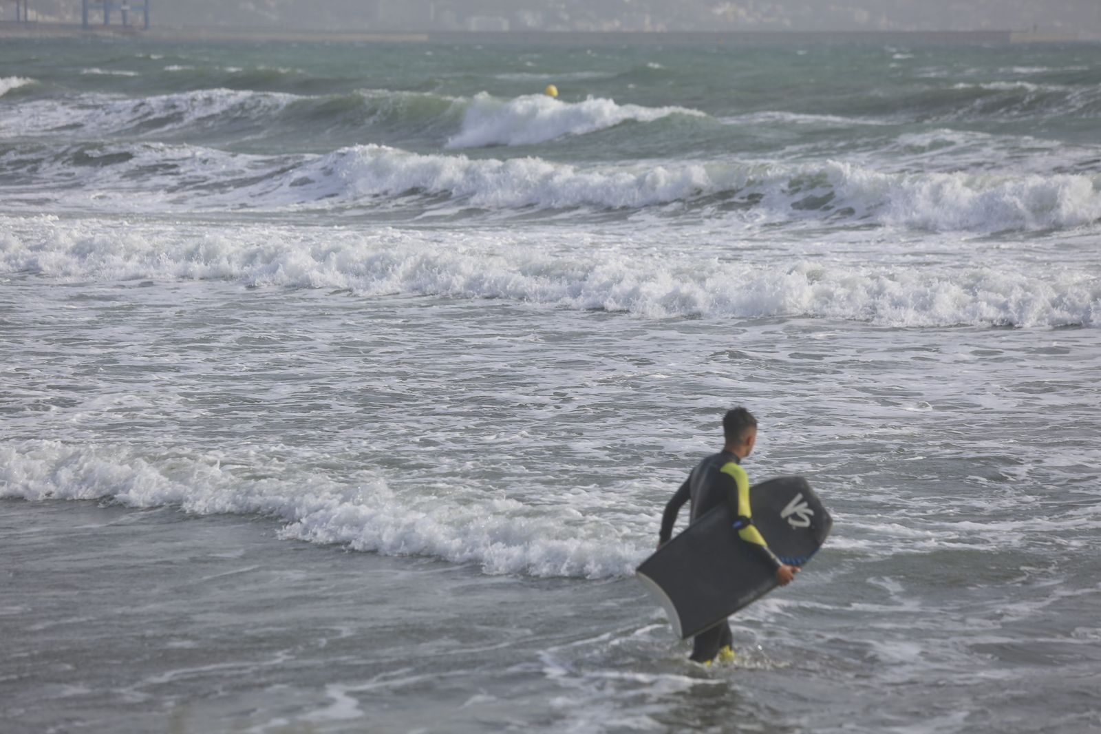 Viento, olas y surfistas para iniciar el fin de semana