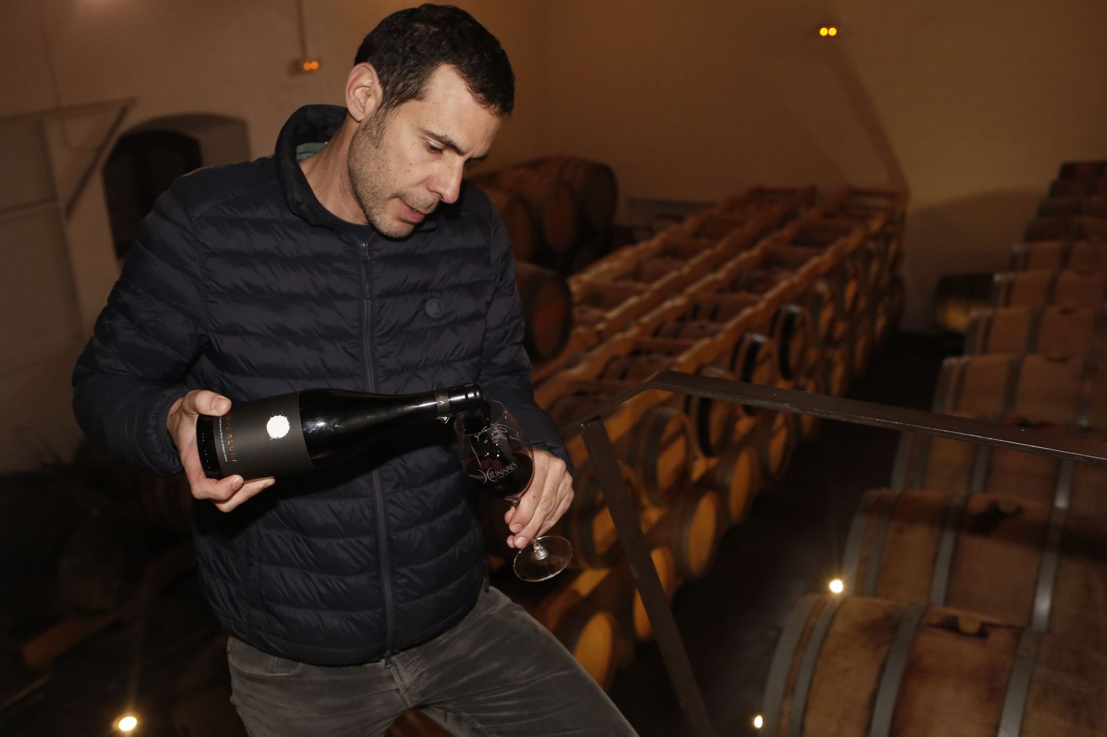 Pedro Morales, responsable de la bodega Lunares sirviendo una copa de Superluna.
