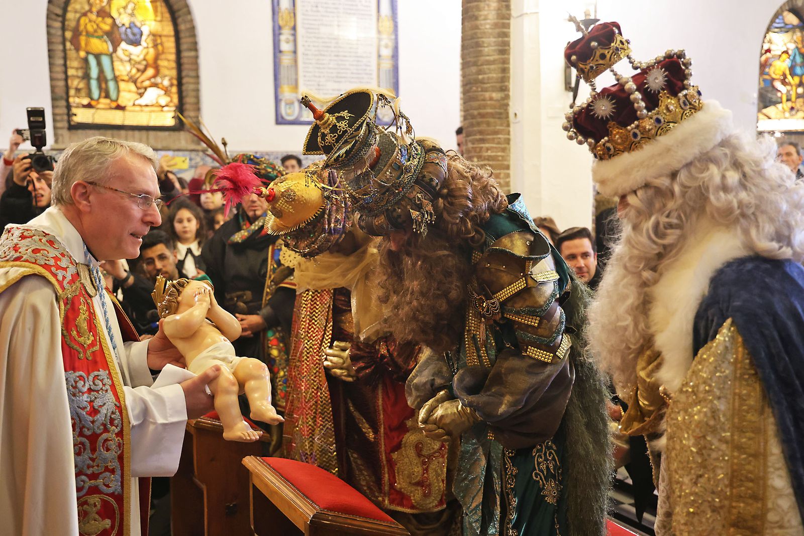 Las mejores fotografías de la salida y recorrido de la cabalgata de Reyes Magos 2026