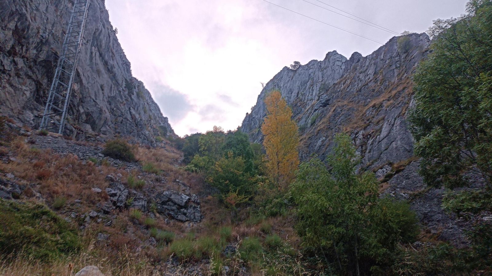 El primer tramo de la etapa va por un paisaje precioso, pero por degracia tendremos que caminar por carretera. El primer tramo de la etapa va por un paisaje precioso, pero por degracia tendremos que caminar por carretera.
