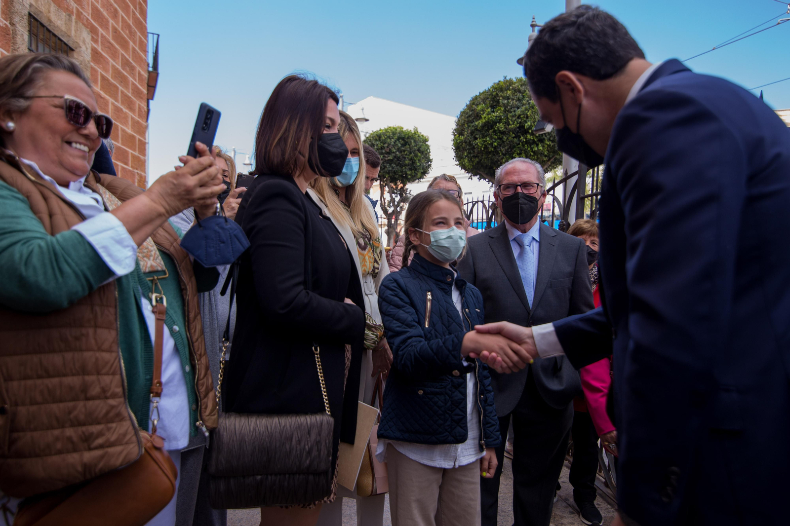 Así ha sido la visita del presidente de la Junta a las hermandades del Lunes Santo de San Fernando