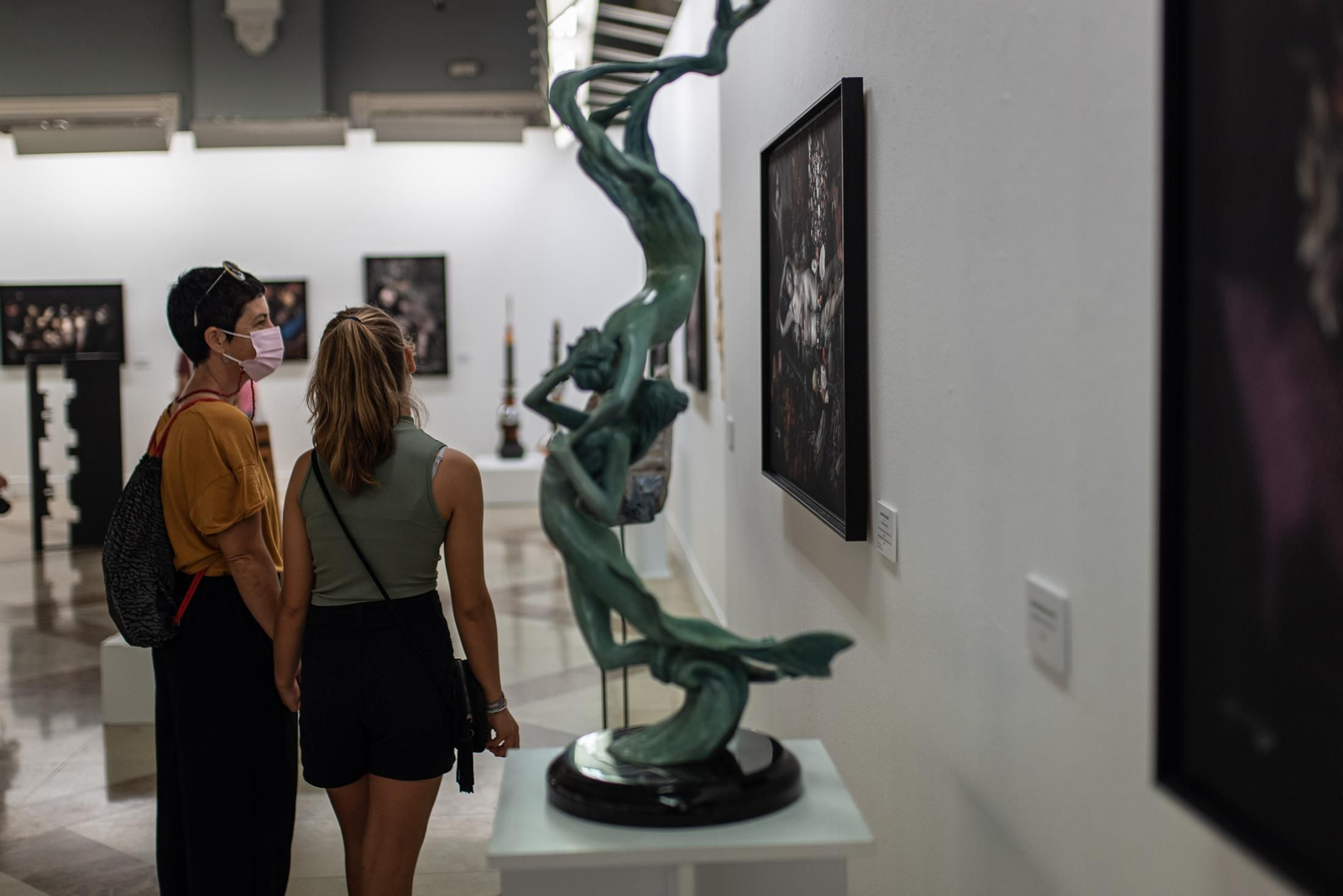 La inauguración de la exposición 'Escultura liberada. Intérpretes de la materia con Venus Petróleo' en imágenes